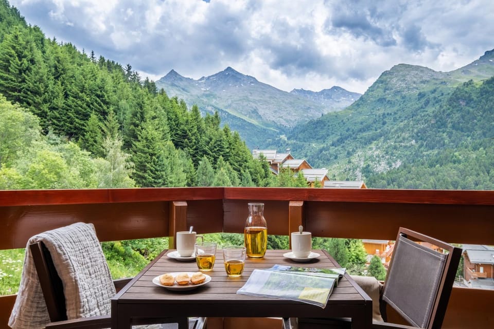 Nearby landmark, Spring, Day, Natural landscape, Balcony/Terrace, Food and drinks, Dining area, Food, Mountain view, Drinks