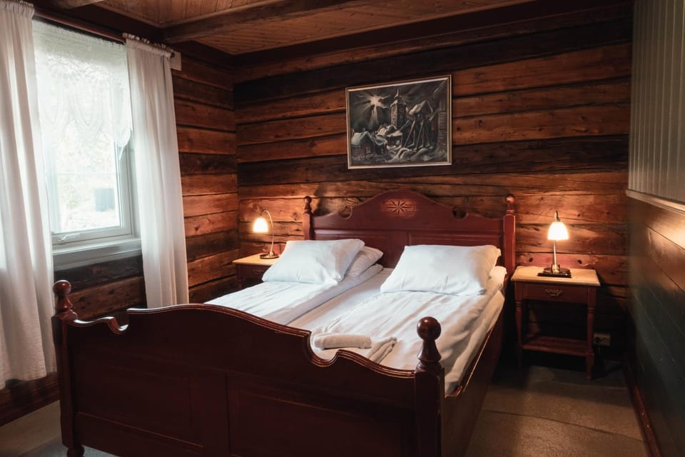 Bed, towels