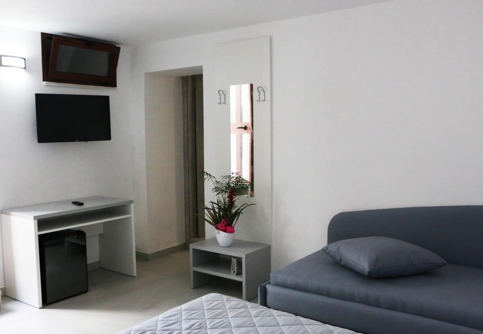 Bed, TV and multimedia, Photo of the whole room, Bedroom