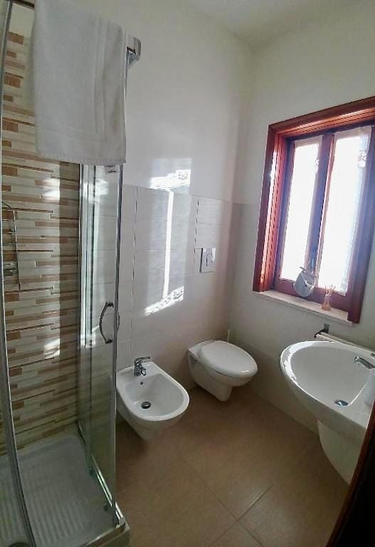 Shower, Toilet, Bathroom, bidet, towels
