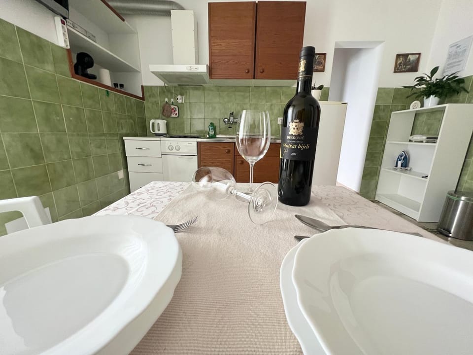Coffee/tea facilities, Kitchen or kitchenette, Decorative detail, Breakfast, Inner courtyard view, furniture, heating, toaster