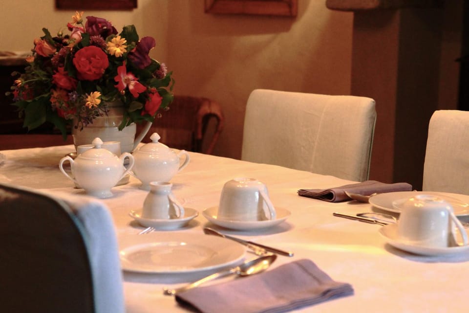 Restaurant/places to eat, Coffee/tea facilities, Breakfast
