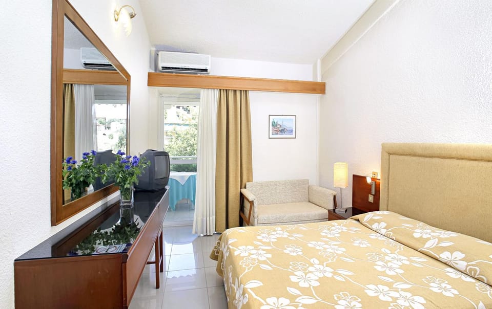 Bed, Living room, Bedroom