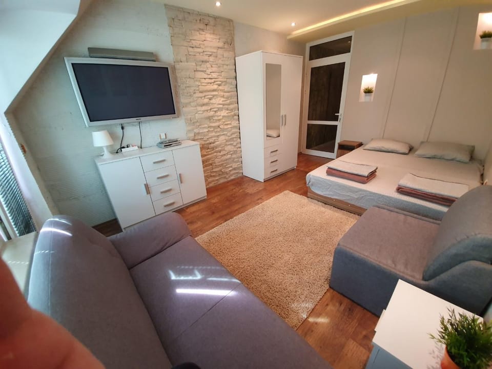 TV and multimedia, Living room, Seating area, Bedroom