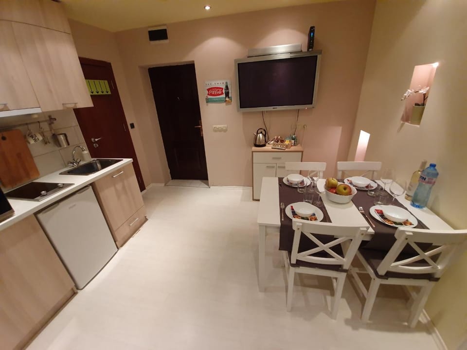 Kitchen or kitchenette, Dining area