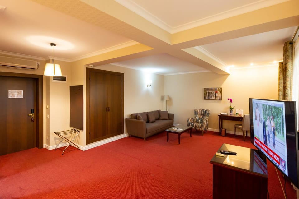 Communal lounge/ TV room, TV and multimedia, Living room, Seating area, hair dresser