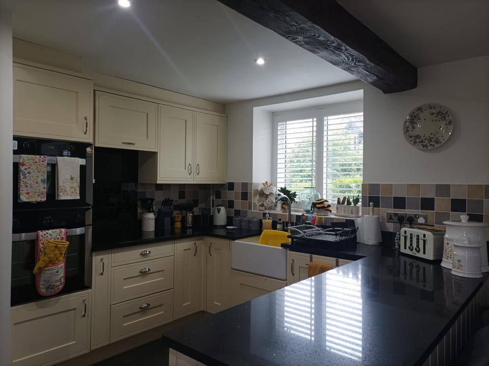 Coffee/tea facilities, microwave, oven, stove, toaster, kitchen