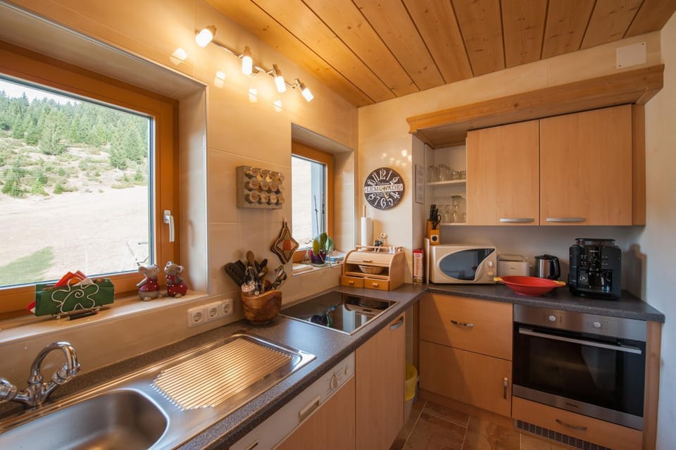Coffee/tea facilities, Kitchen or kitchenette, Dining area, dishwasher, minibar, stove, toaster