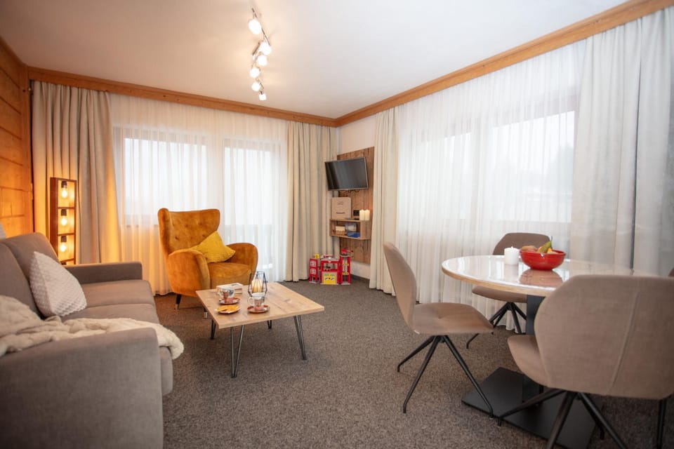 Communal lounge/ TV room, TV and multimedia, Living room, Photo of the whole room, Seating area, Dining area, Evening entertainment