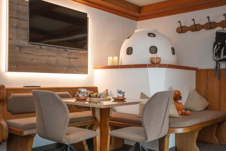 TV and multimedia, Living room, Food and drinks, Other, Seating area, Dining area, Food, oven