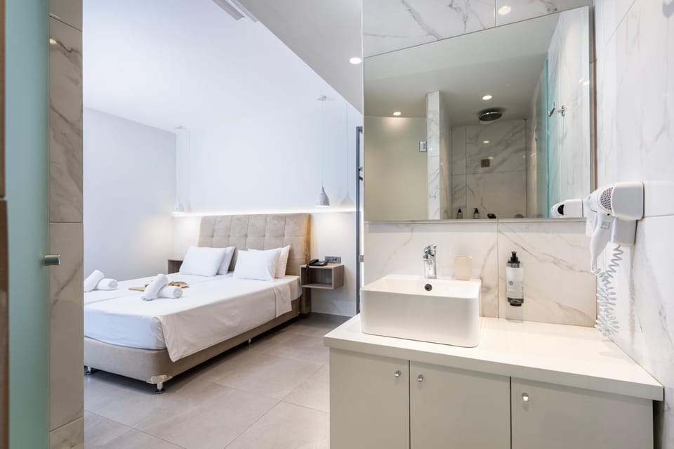 Bed, Bathroom, Bedroom, towels