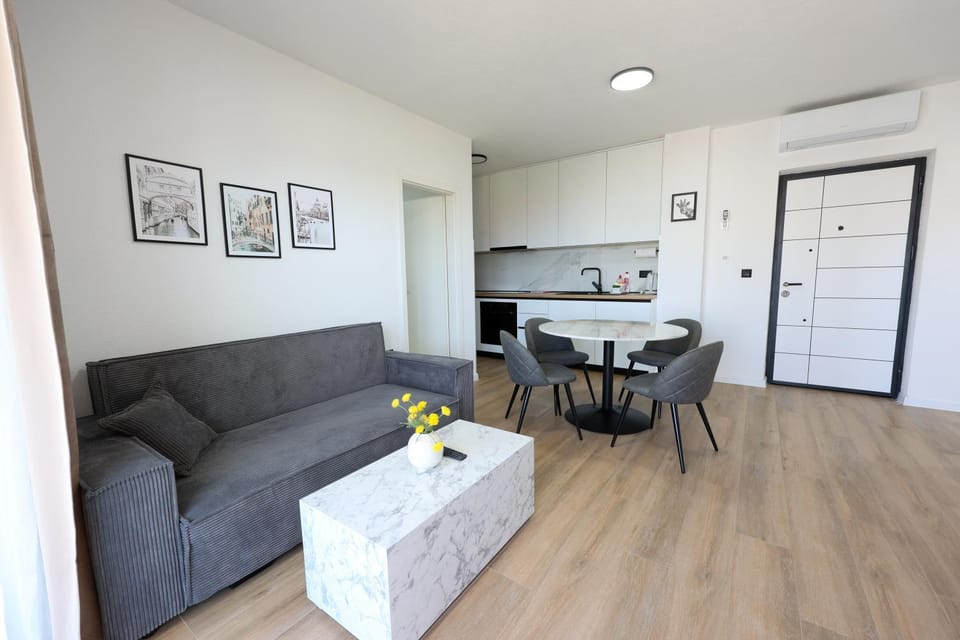 Kitchen or kitchenette, Living room, Seating area, Dining area, oven