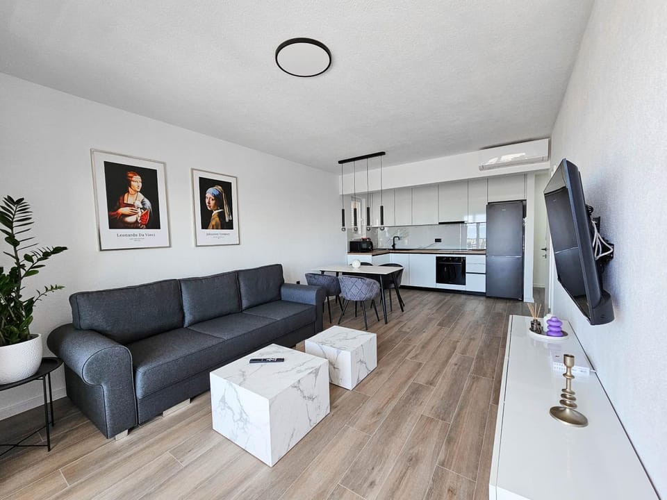 TV and multimedia, Kitchen or kitchenette, Living room, Seating area, Dining area, microwave, oven, stove