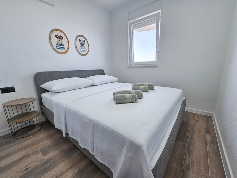 Bed, Bedroom, towels