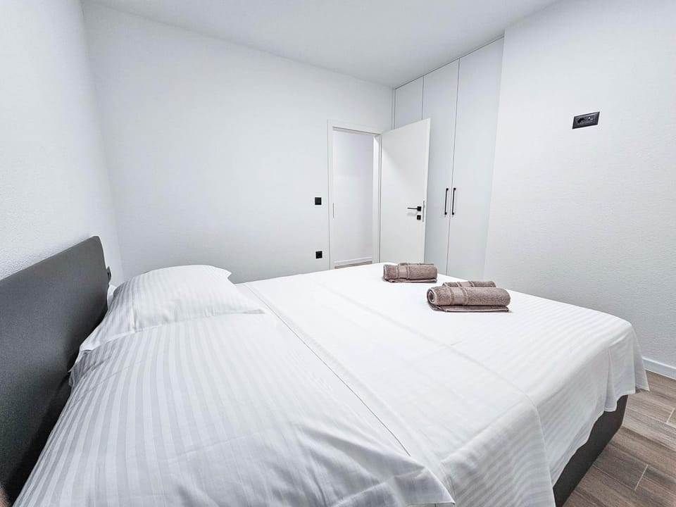 Bed, Bedroom, towels, wardrobe