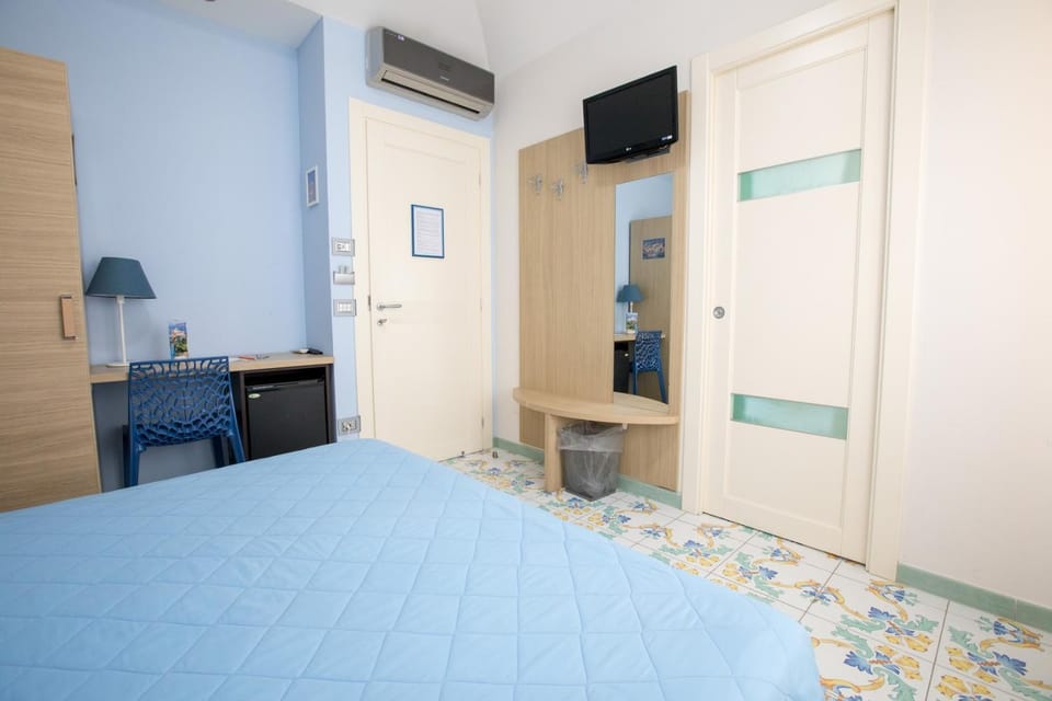 Photo of the whole room, hair dresser, air conditioner