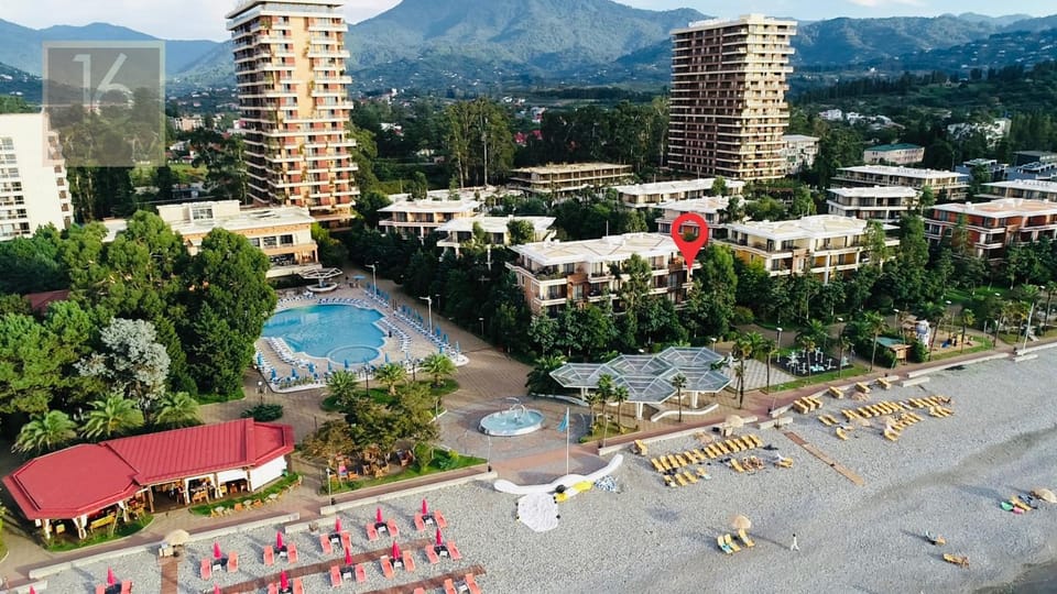 Property building, Natural landscape, Bird's eye view, Mountain view, Pool view, Swimming pool, Location