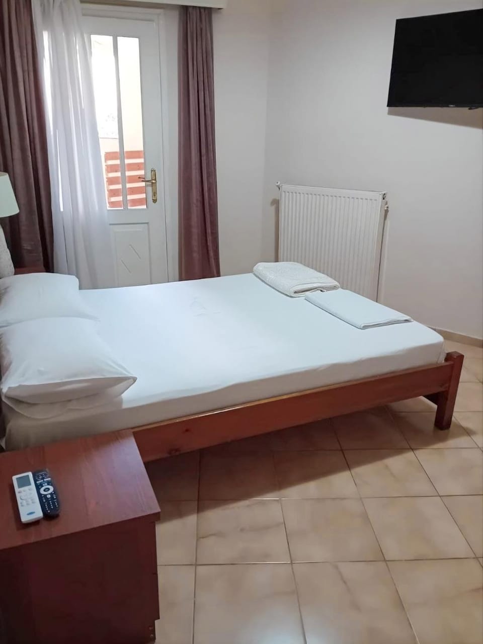 Bed, TV and multimedia, Photo of the whole room