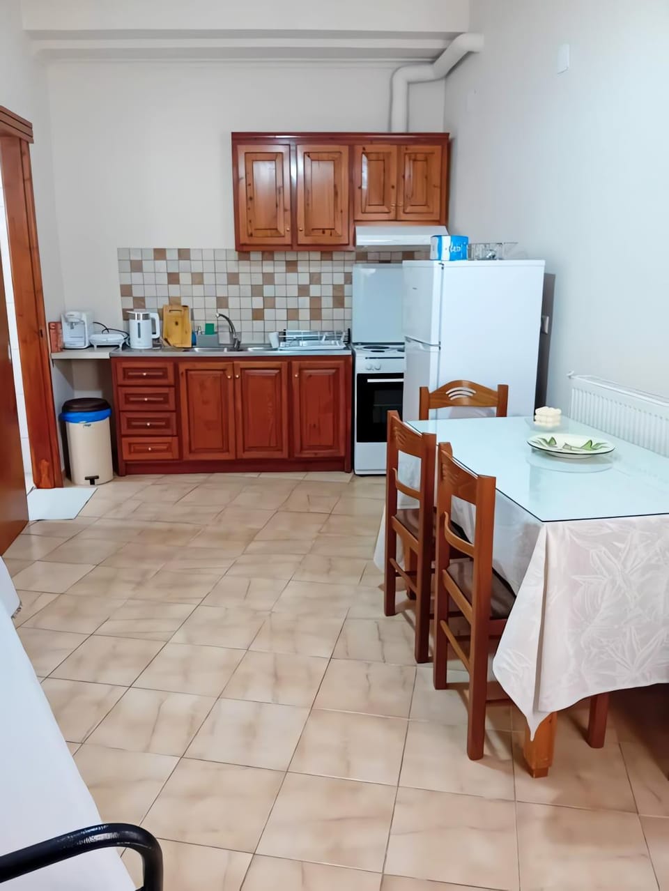 Kitchen or kitchenette, Dining area, oven