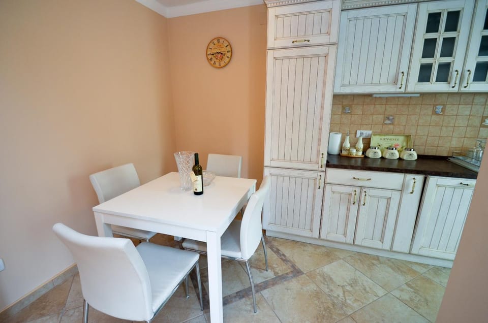 Kitchen or kitchenette, Dining area