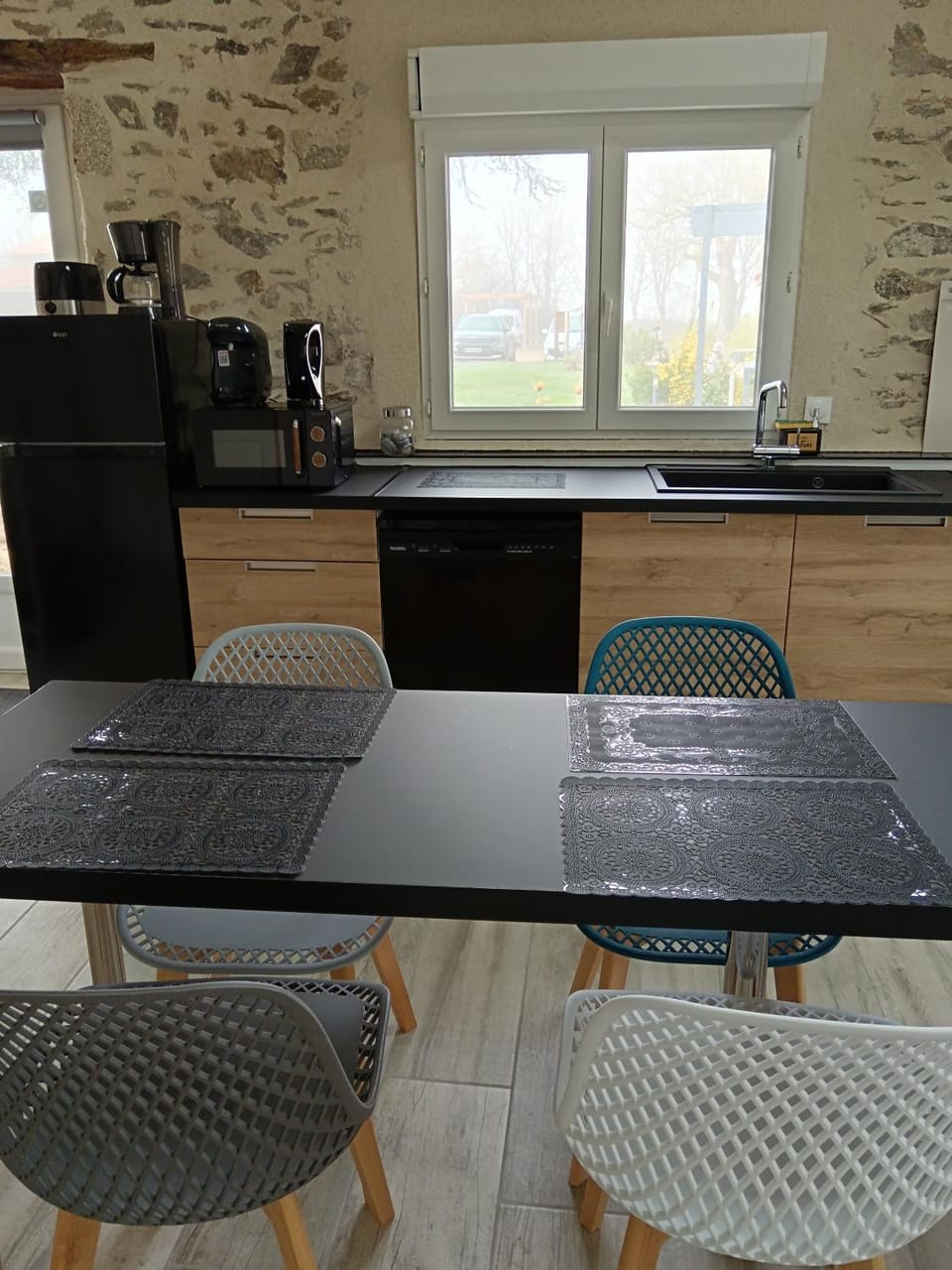 Kitchen or kitchenette, Dining area