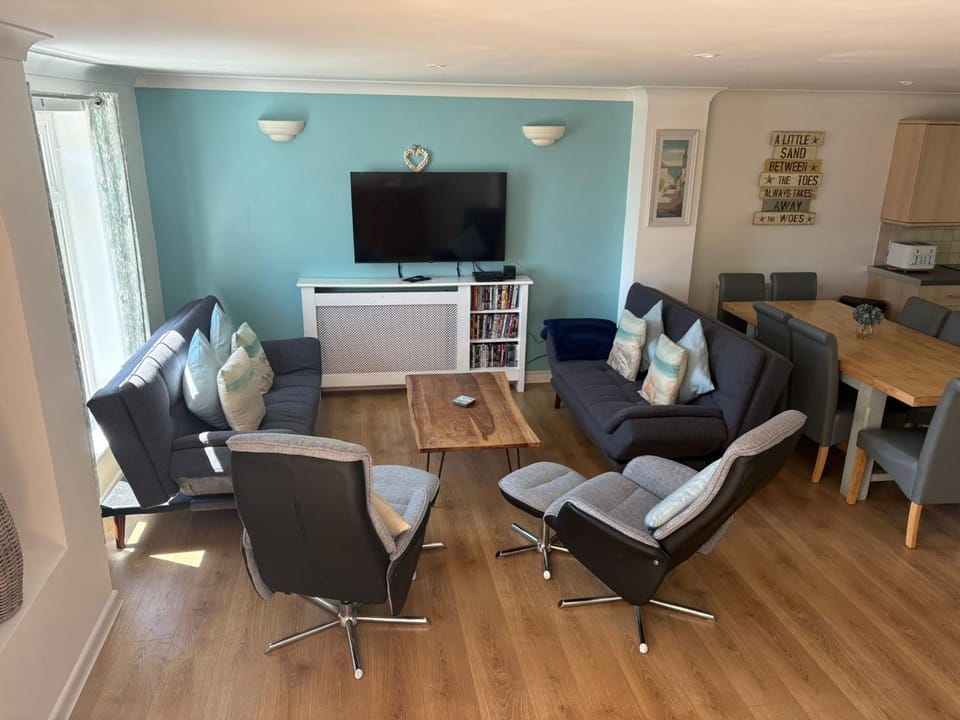 Communal lounge/ TV room, TV and multimedia, Living room, Seating area
