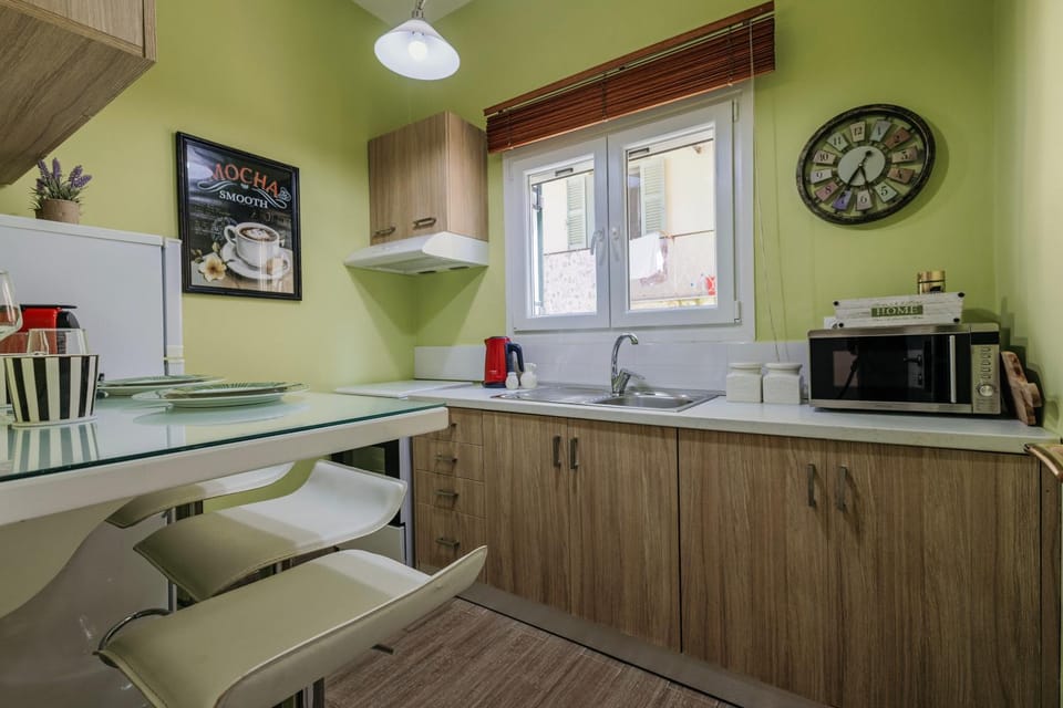 Coffee/tea facilities, Kitchen or kitchenette, Dining area, oven, stove