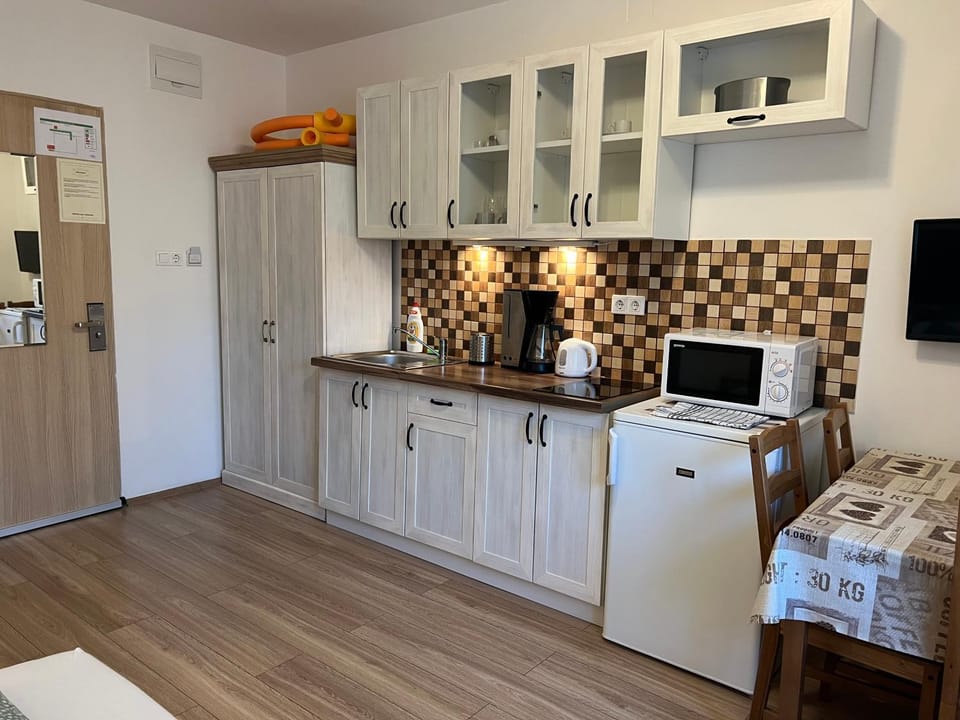 TV and multimedia, Kitchen or kitchenette, Dining area, minibar, stove