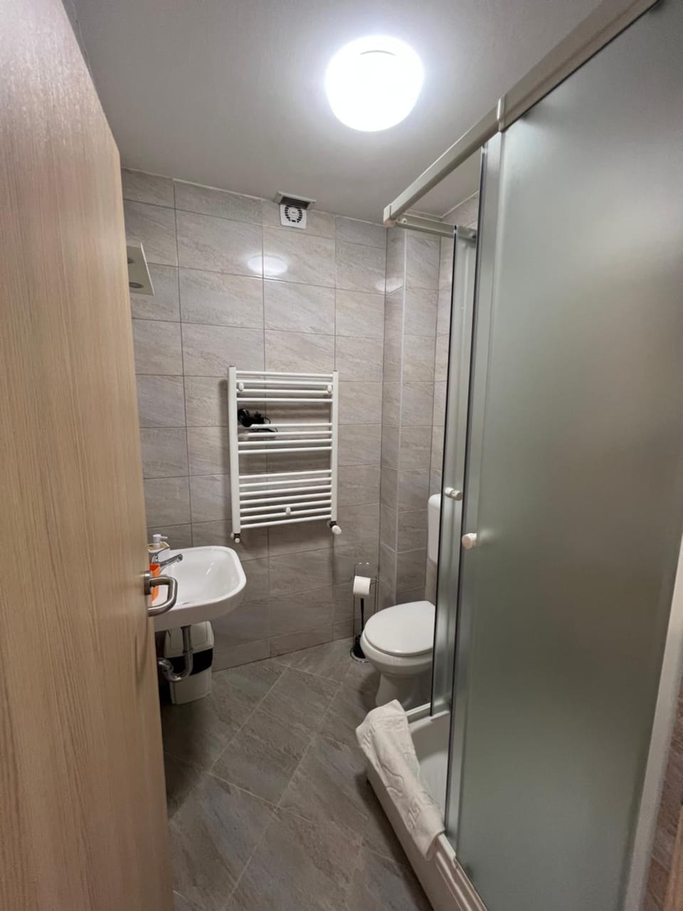 Kitchen or kitchenette, minibar, stove