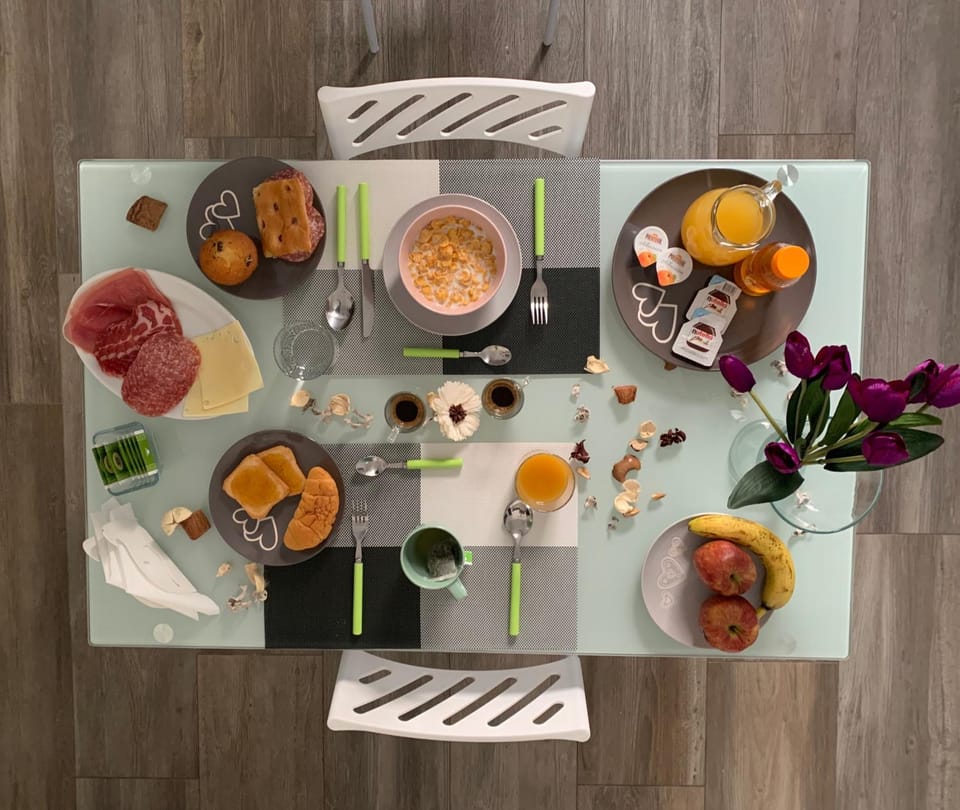 Kitchen or kitchenette, Living room, Dining area, Breakfast