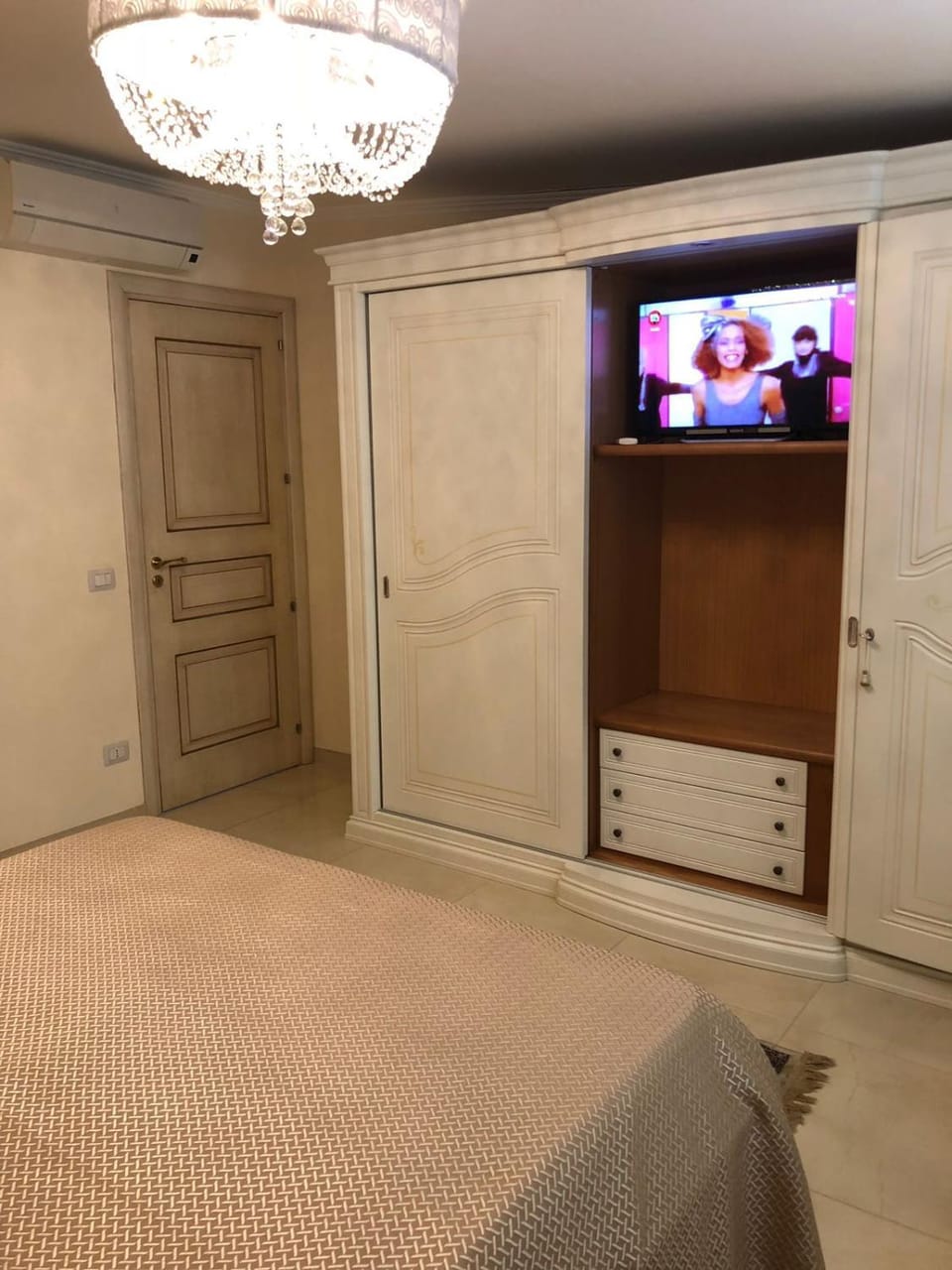 Photo of the whole room, air conditioner