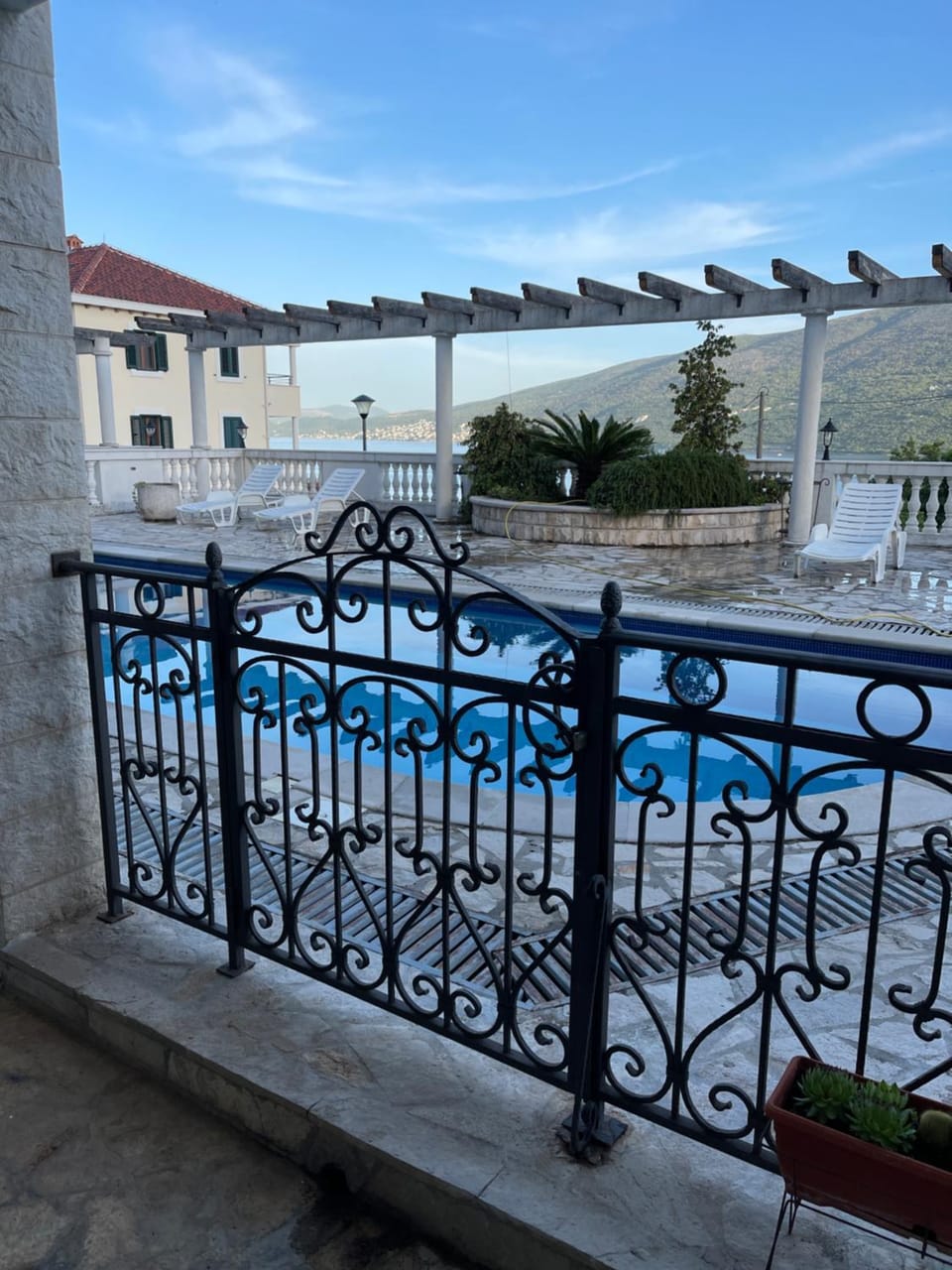 Property building, Day, Balcony/Terrace, Swimming pool