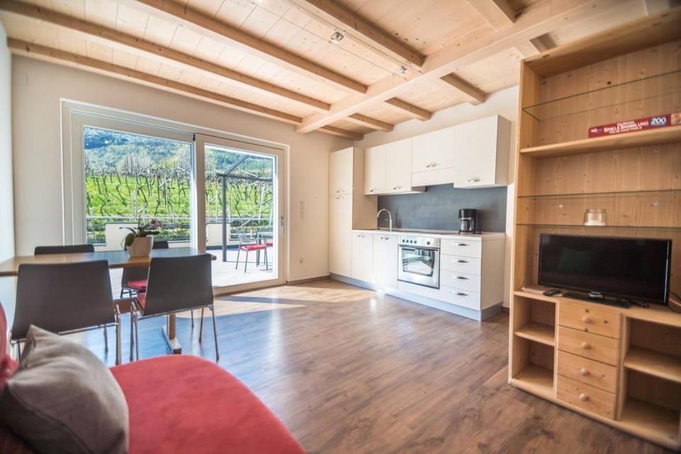 Kitchen or kitchenette, Living room, Seating area, Dining area