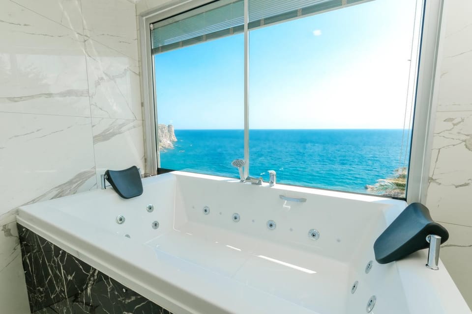 Natural landscape, Hot Tub, Bathroom, Photo of the whole room, Sea view, Bath
