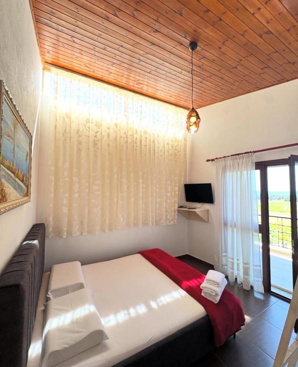 Bed, TV and multimedia, Photo of the whole room, Bedroom, towels