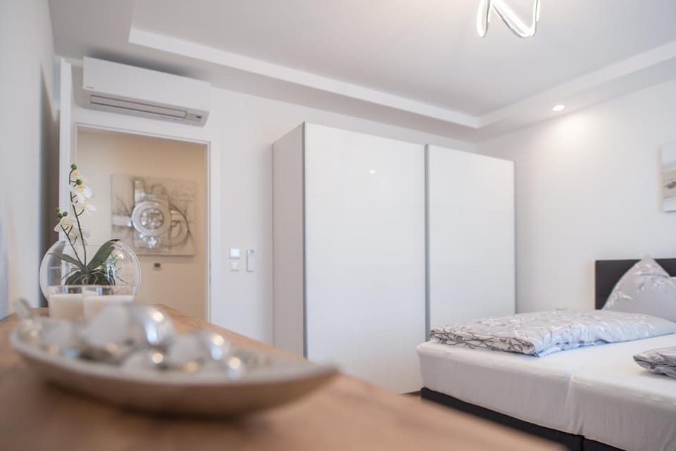 Photo of the whole room, Bedroom