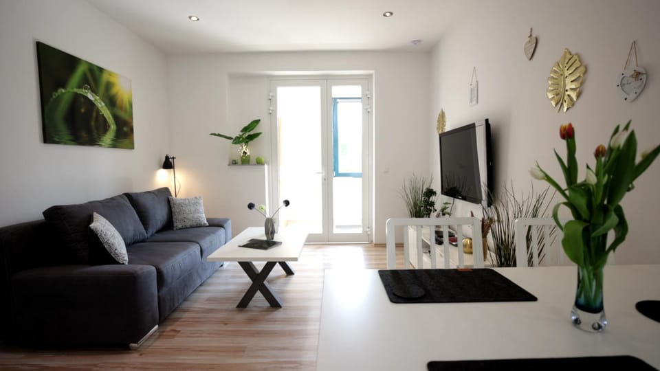 Living room, Dining area, Food