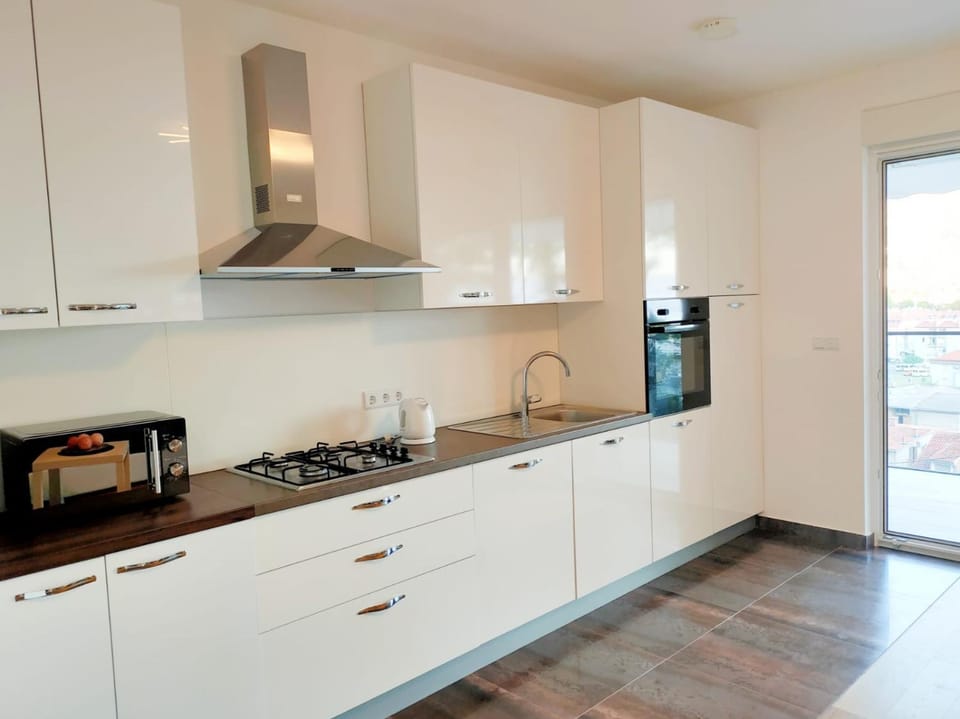 Kitchen or kitchenette, dishwasher, stove
