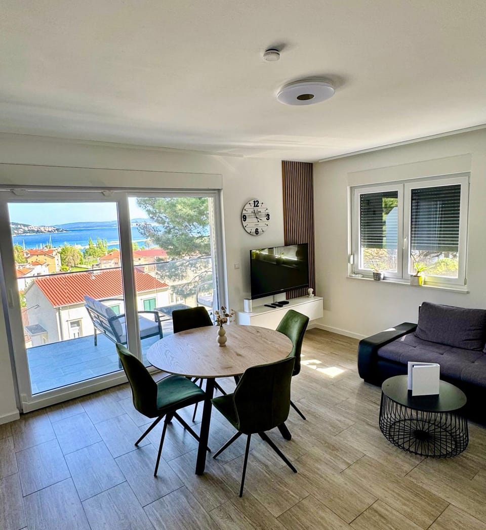 Communal lounge/ TV room, TV and multimedia, View (from property/room), Balcony/Terrace, Living room, Seating area, Dining area