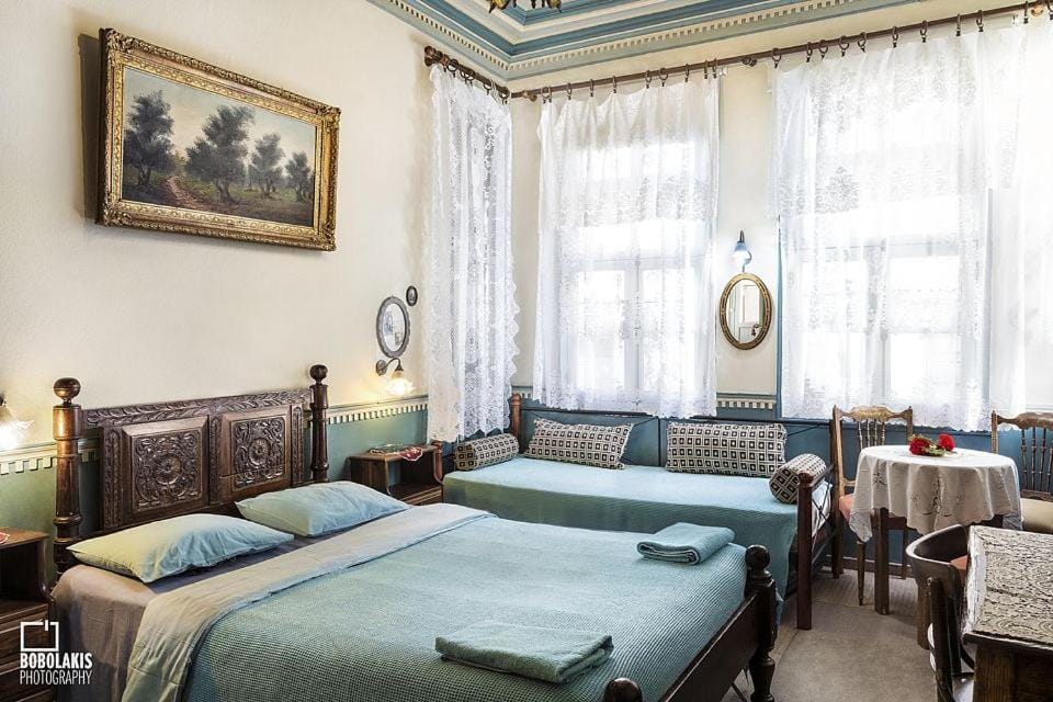 Bed, Living room, Photo of the whole room, Seating area, Bedroom