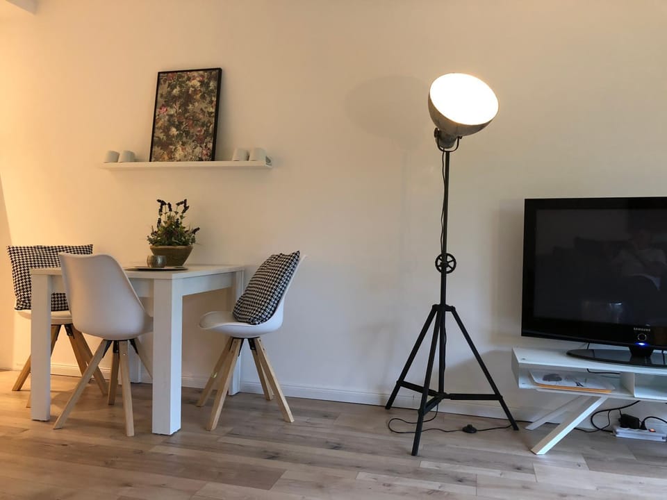 Photo of the whole room, Decorative detail