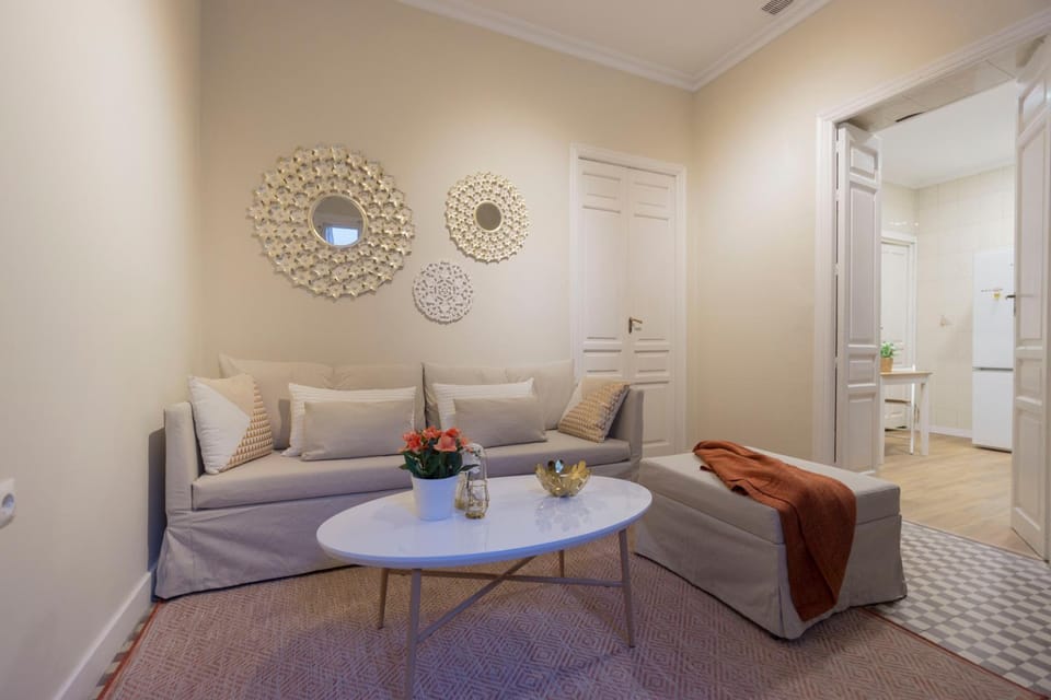 Bed, Kitchen or kitchenette, Living room, Seating area