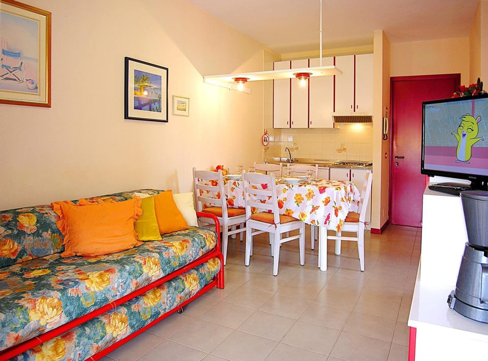 TV and multimedia, Kitchen or kitchenette, Living room, Dining area