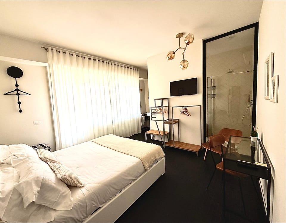 Bed, TV and multimedia, Photo of the whole room