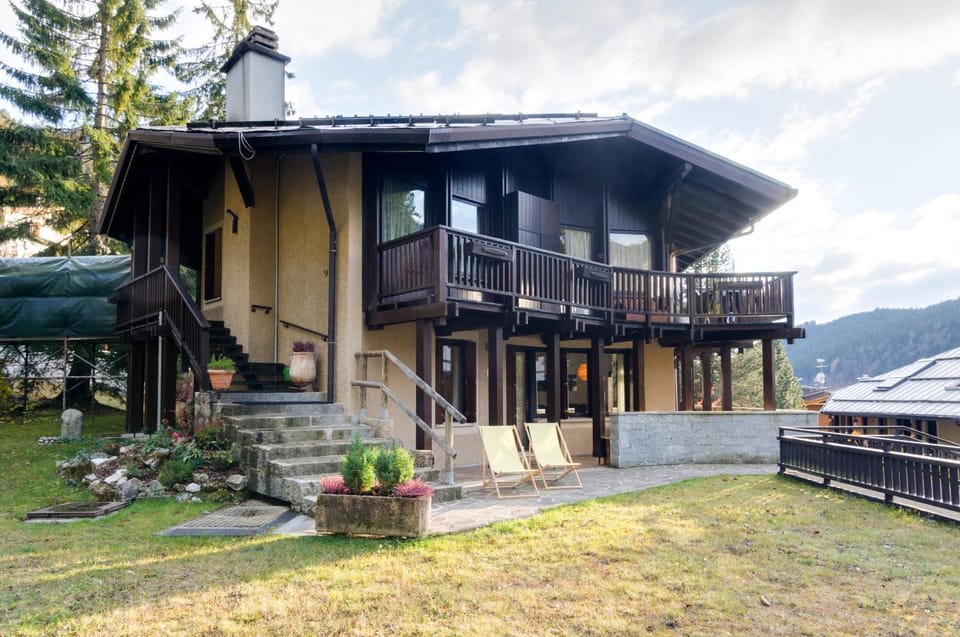 Property building, Patio, Natural landscape, Garden, Balcony/Terrace, Garden view, Mountain view