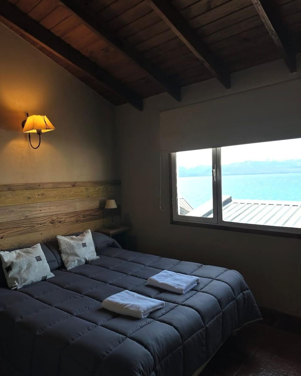 Photo of the whole room, Bedroom, Lake view