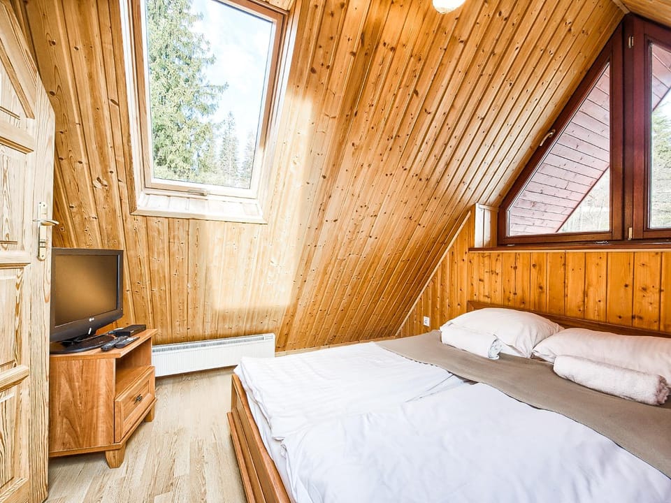 Bed, TV and multimedia, Bedroom