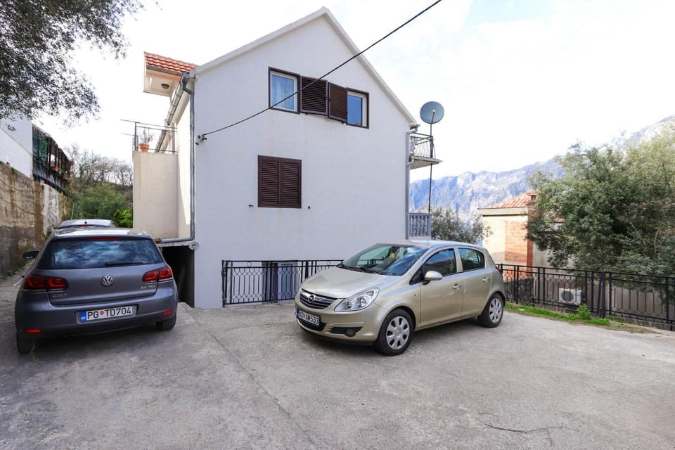 Apartment Mirjana Bed and Breakfast in Kotor Municipality