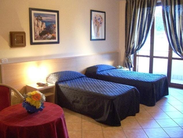 Bed, Day, Photo of the whole room