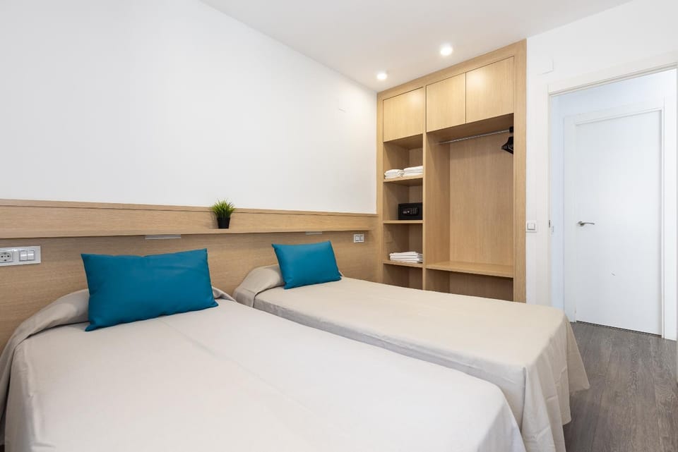 Bed, Bedroom, safe, towels, wardrobe